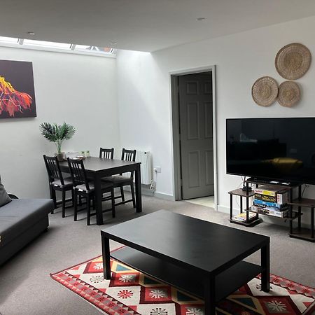 Lancing Apartments - Spacious 2 Bed - Sleeps 6 - Burnham Village Слау Екстериор снимка