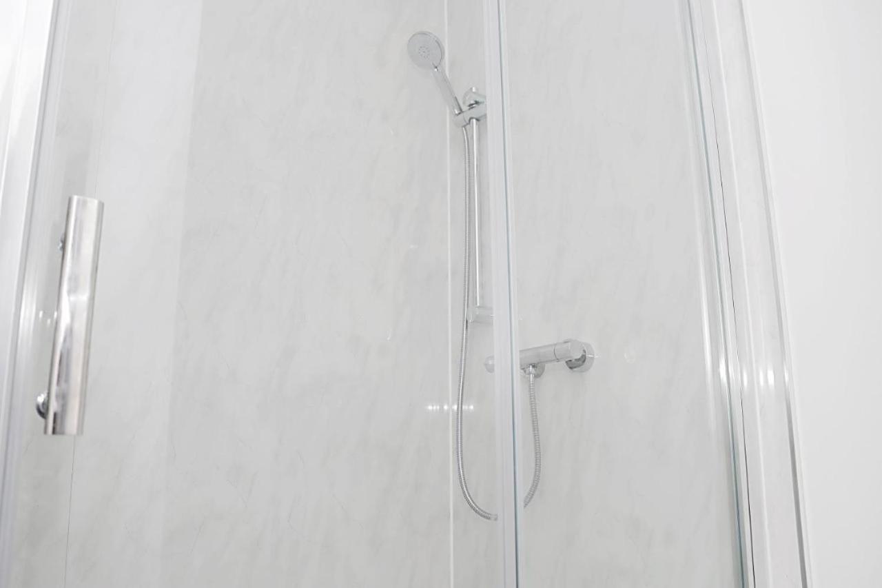 Lancing Apartments - Spacious 2 Bed - Sleeps 6 - Burnham Village Слау Екстериор снимка