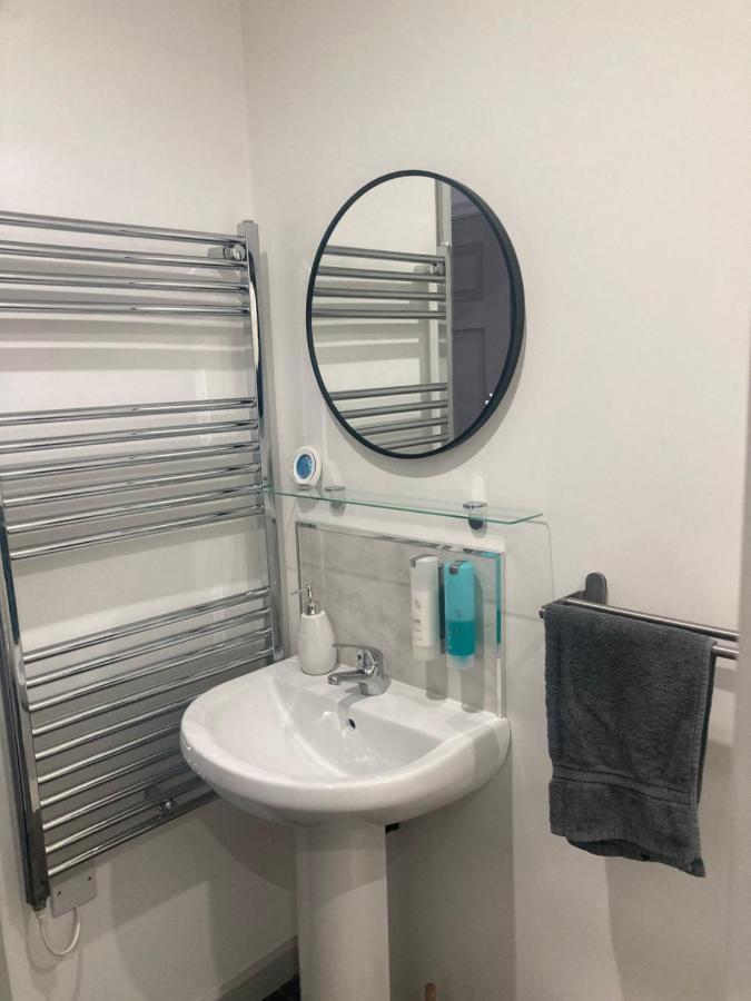 Lancing Apartments - Spacious 2 Bed - Sleeps 6 - Burnham Village Слау Екстериор снимка