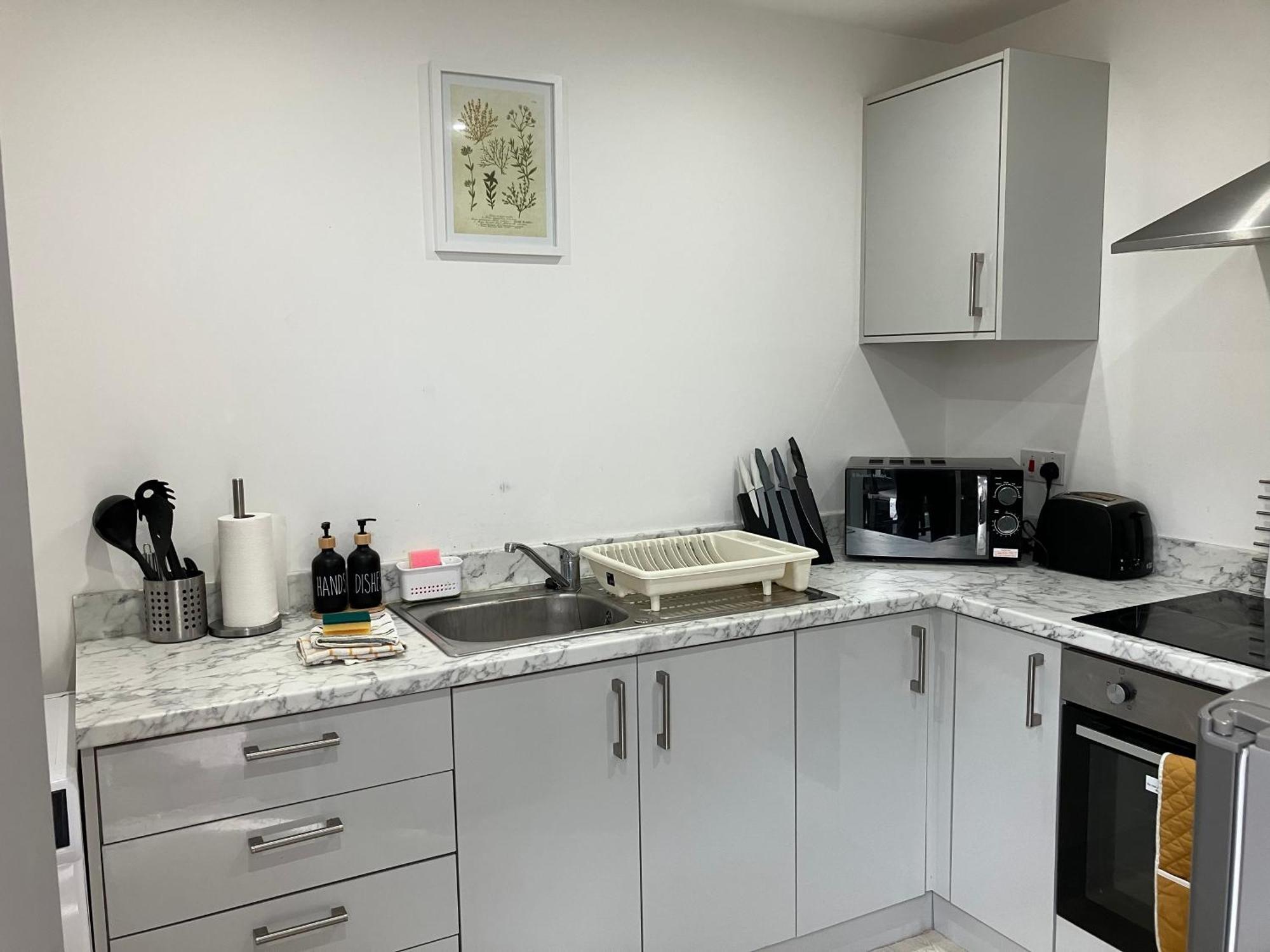 Lancing Apartments - Spacious 2 Bed - Sleeps 6 - Burnham Village Слау Екстериор снимка