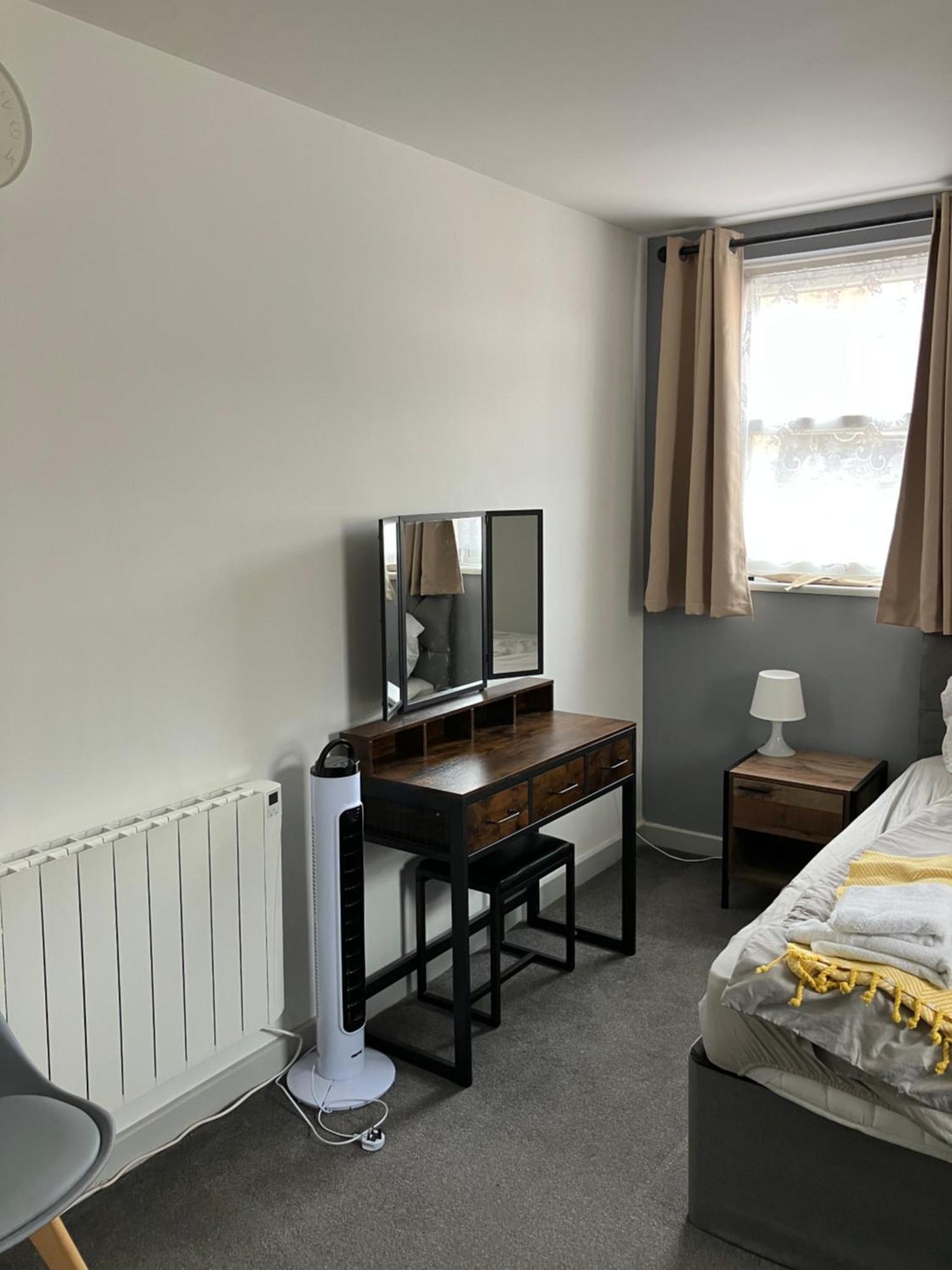 Lancing Apartments - Spacious 2 Bed - Sleeps 6 - Burnham Village Слау Екстериор снимка